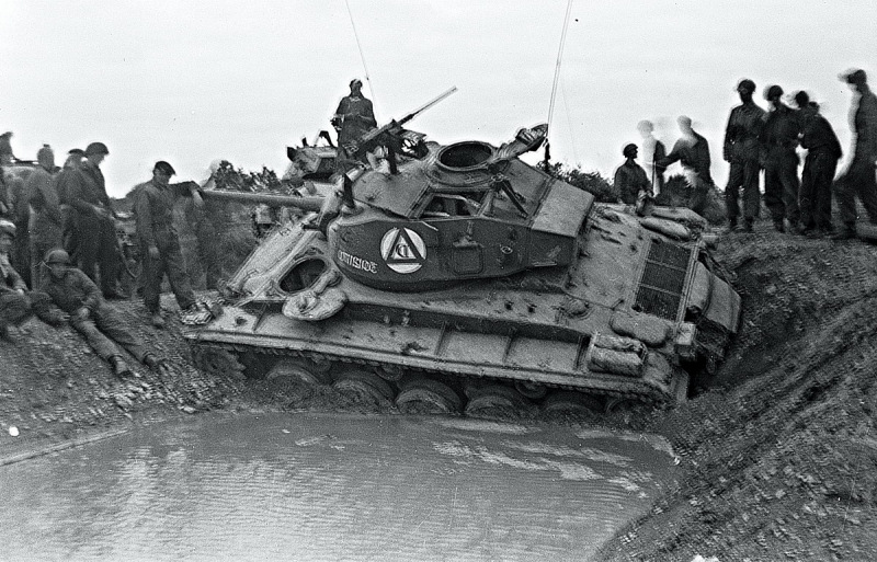 1953_06-Belgie-Elsenborn-oefening-tank