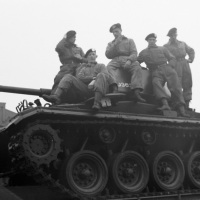 1964-voor-Kazerne-Jo-op-tank