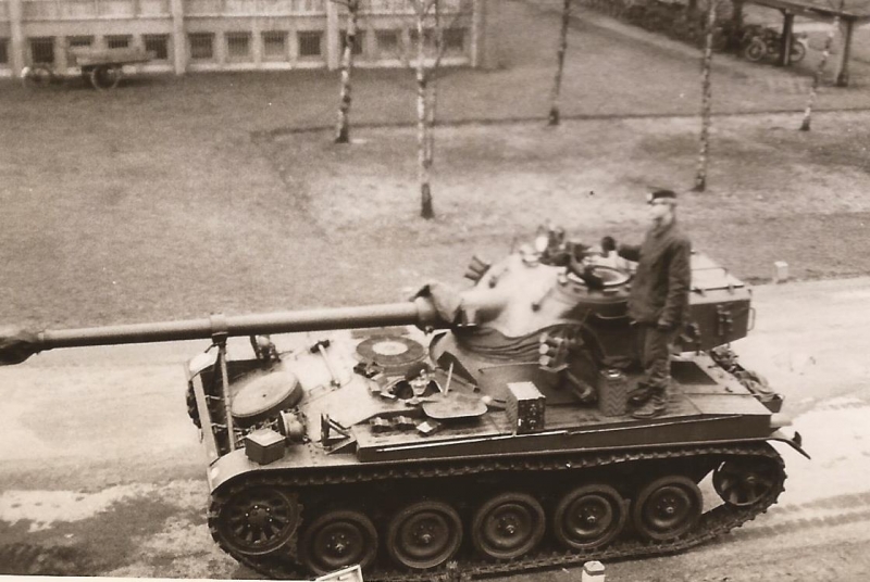 Foto 1968-14 AMX tanks voor het Legeringsgebouw 11 ZVE Oranje k