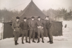 in de sneeuw voor de tent; van links naar rechts Peter Tilburgs, Piet ......., 1 weet ik niet meer, Ed Belovics, Jan Rombout