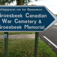 2. Maandag, herdenking op de Canadese begraafplaats Groesbeek (c) A de Valk (oud regimentsgenoot)